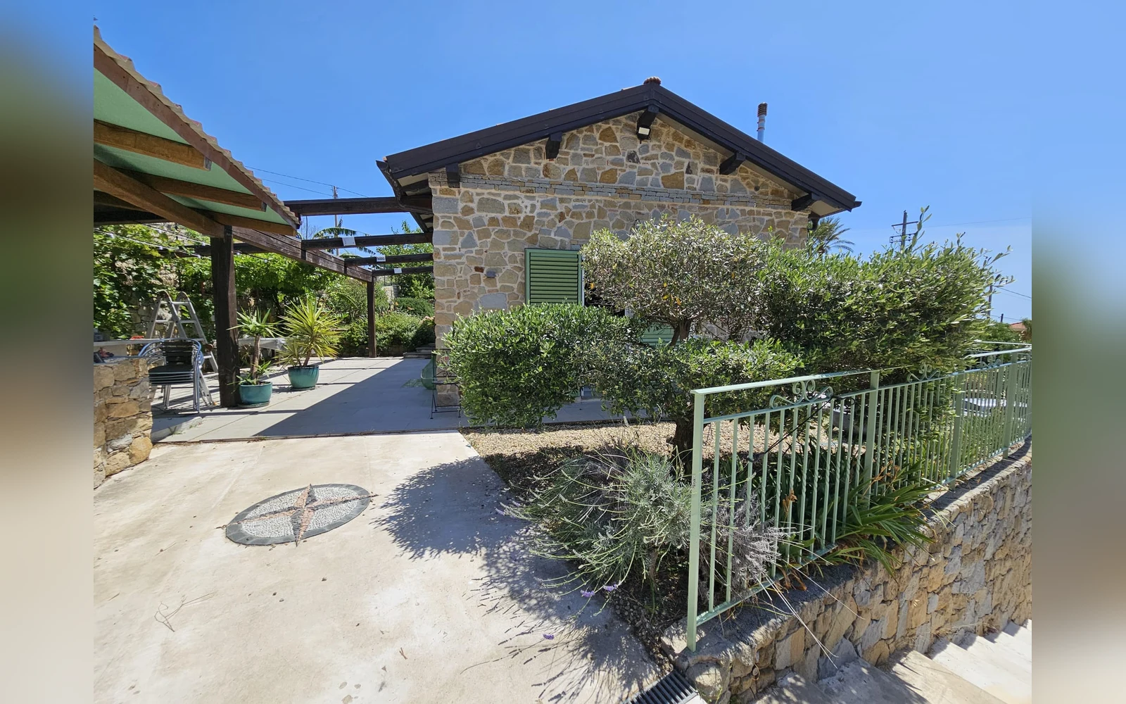 Esterno di Casa Montenero con pergolato e giardino — Bordighera (località Montenero) (foto 1)