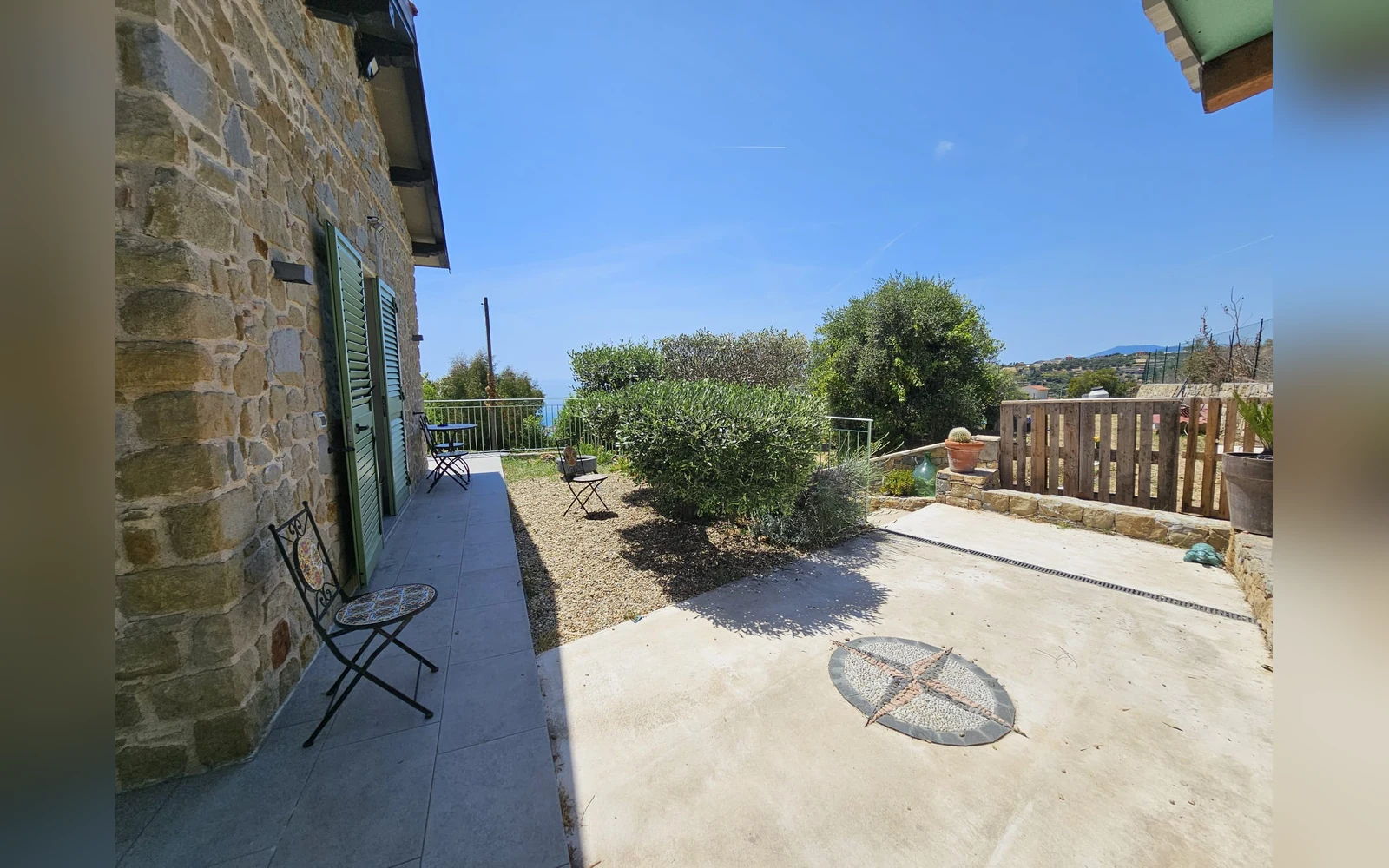 Cortile esterno in pietra — Casa Montenero, Bordighera (località Montenero) (foto 12)