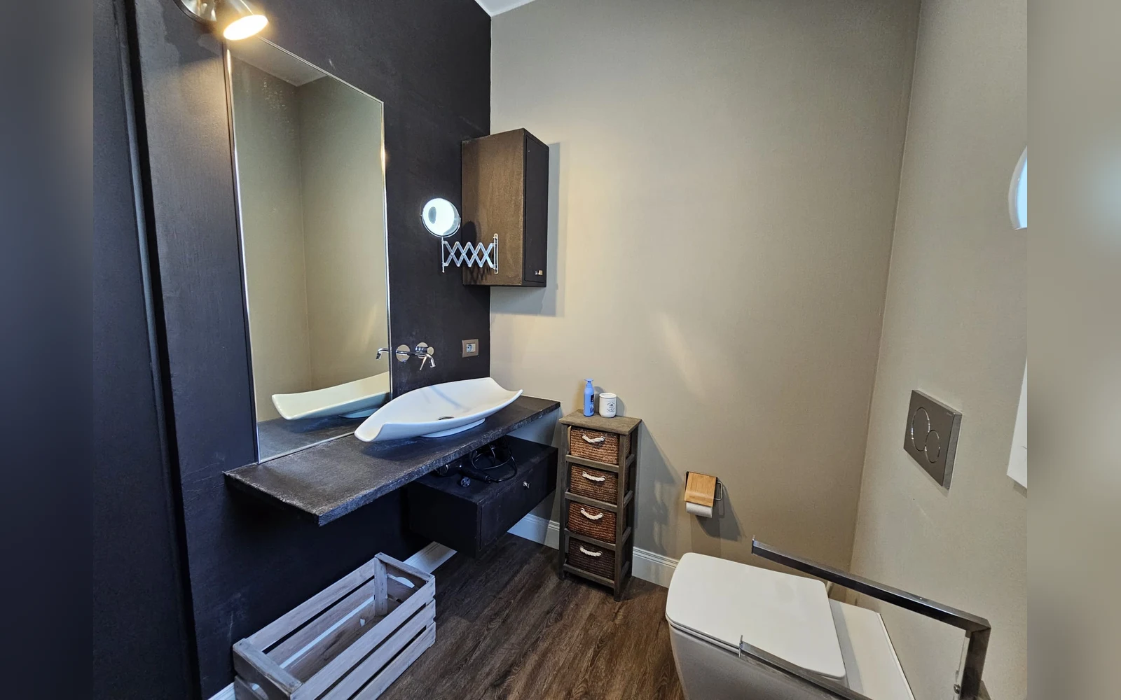 Bagno con lavabo e specchio — Casa Montenero, Bordighera (località Montenero) (foto 17)