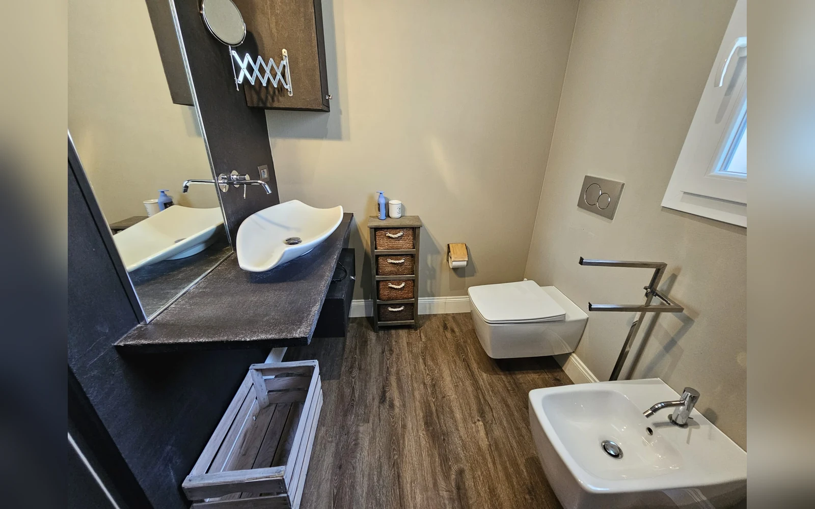 Bagno con lavabo e specchio — Casa Montenero, Bordighera (località Montenero) (foto 9)